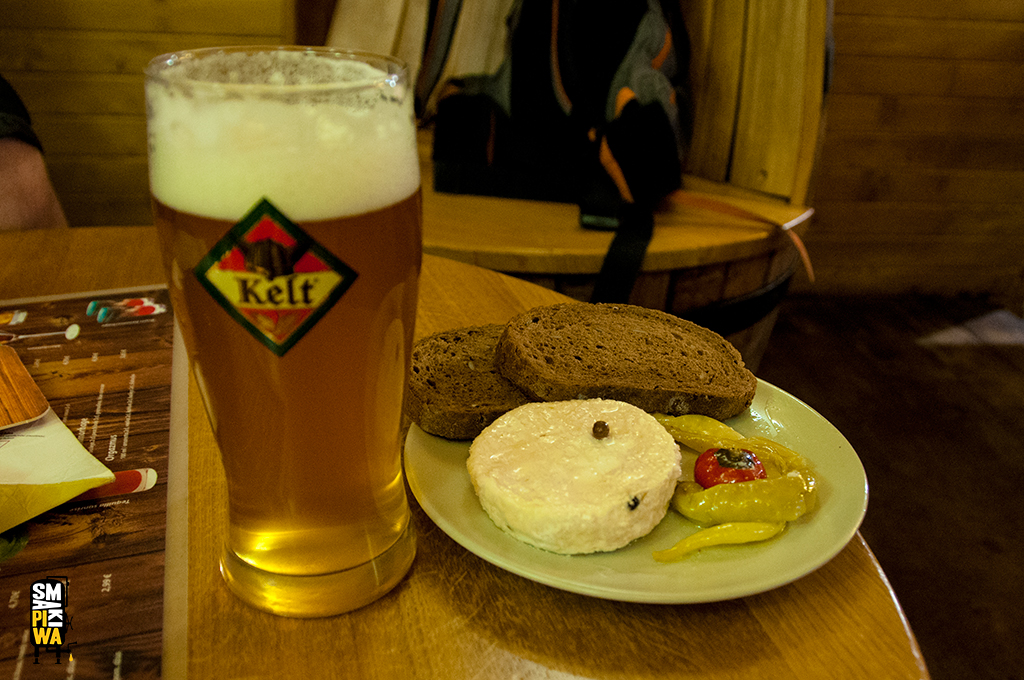 Mała knajpa gdzieś przy ulicy Obchodná w Bratysławie. Podłe piwo i do tego przepyszny nakládaný hermelín.